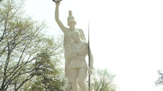 Pomnik w hołdzie oficerom i żołnierzom 42 pp poległym w wojnie polsko-bolszewickiej 1920 r. 1997 r. Fot. PAP/CAF/Z. Lenkiewicz