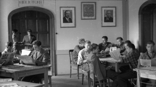 Państwowe Gimnazjum i Liceum Rolnicze - biblioteka. Wierzbica, 1948 r. Fot. PAP/CAF