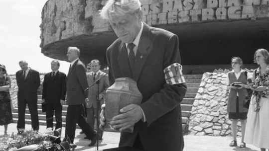 Franciszek Brzezicki podczas uroczystości przekazania delegacji z Żytomierza urny z prochami ofiar niemieckiego obozu zagłady na Majdanku. Lublin, 2002 r. Fot. PAP/M. Tracz 