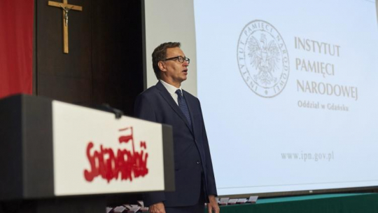 Prezes IPN Jarosław Szarek podczas uroczystości w historycznej sali BHP w Gdańsku. Fot. PAP/D. Kulaszewicz