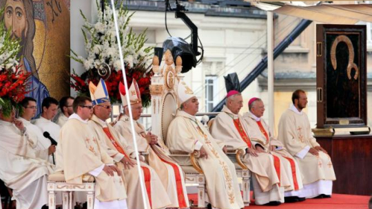 Duchowni podczas mszy św. na Jasnej Górze w trakcie głównych obchodów 300-lecia koronacji jasnogórskiego obrazu Matki Bożej Częstochowskiej. Fot. PAP/M. Kmieciński