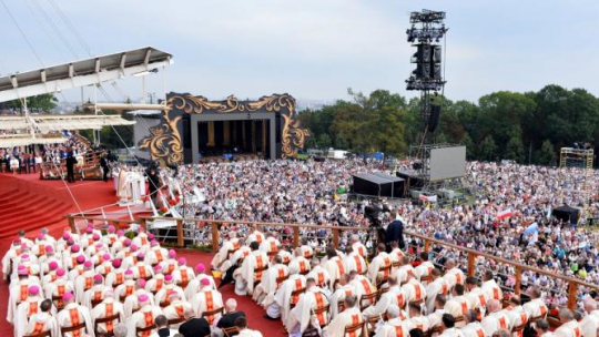 Msza św. na Jasnej Górze w trakcie głównych obchodów 300-lecia koronacji jasnogórskiego obrazu Matki Bożej Częstochowskiej. Fot. PAP/M. Kmieciński