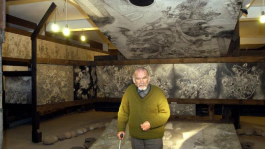 Prof. Marian Kołodziej na wystawie "Klisze pamięci. Labirynty" w Międzynarodowym Centrum Ojca Kolbego w Oświęcimiu - Harmężach. 2003 r. Fot. PAP/J. Bednarczyk 