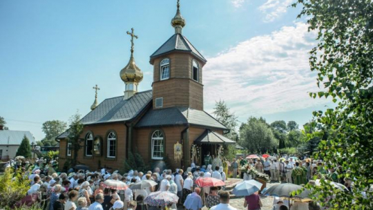 Uroczyste nabożeństwo Boskiej Liturgii w cerkwi pw. św. Serafina z Sarnowa w Kostomłotach, kończące centralne obchody 70. rocznicy akcji "Wisła", organizowane przez Kościół prawosławny. Fot. PAP/W. Pacewicz 
