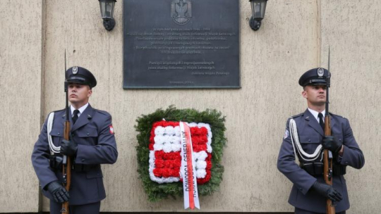 Uroczystość złożenie kwiatów przy tablicy upamiętniającej represjonowanych żołnierzy Wojsk Lotniczych przez służby Informacji Wojskowej na budynku Dowództwa Generalnego Rodzajów Sił Zbrojnych przy ul. Wawelskiej. Warszawa, 28.08.2017. Fot. PAP/P. Supernak 