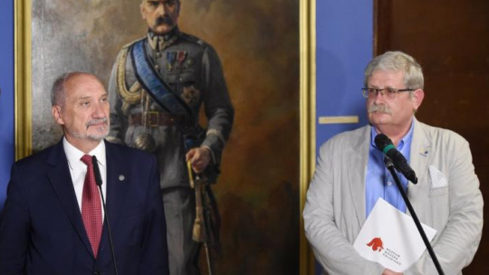 Minister obrony narodowej Antoni Macierewicz (L) i zastępca dyrektora Muzeum Wojska Polskiego Witold Głębowicz (P) podczas konferencji prasowej nt. Muzeum Bitwy Warszawskiej 1920. Fot. PAP/R. Pietruszka 