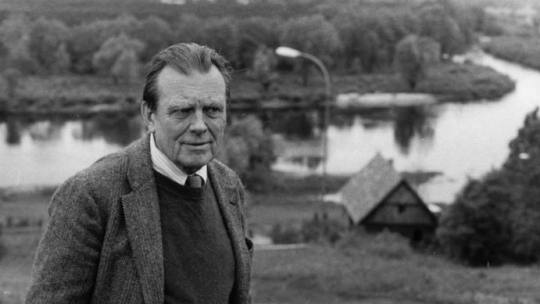 Czesław Miłosz w Skansenie Kurpiowskim, w tle rzeka Narew. Nowogród, 06.1981 r. PAP/CAF/J. Undro