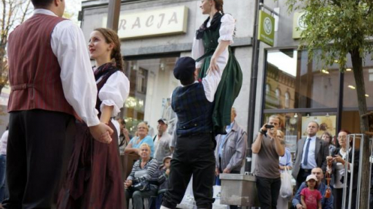 Niemiecki zespół ludowy "Thea Maass" podczas koncertu plenerowego na XXVI Międzynarodowym Studenckim Festiwalu Folklorystycznym w Chorzowie. 2013 r. Fot. PAP/A. Grygiel 