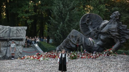 Wanda Traczyk-Stawska podczas uroczystości przed pomnikiem "Polegli Niepokonani 1939-1945" na Cmentarzu Powstańców Warszawy na Woli w 73. rocznicę wybuchu Powstania Warszawskiego. 01.08.2017. Fot. PAP/Rafał Guz 