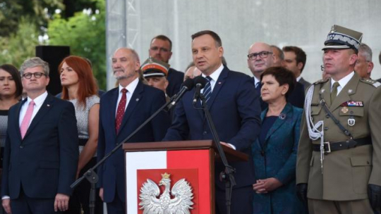 Wystąpienie prezydenta Andrzeja Dudy (C) podczas głównych uroczystości obchodów Święta Wojska Polskiego przed Belwederem w Warszawie. Fot. PAP/R. Pietruszka 