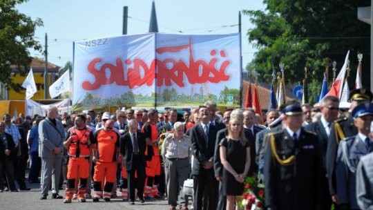 Obchody 37. rocznicy podpisania Porozumień Sierpniowych oraz powstania NSZZ "Solidarność" przed bramą główną Stoczni Szczecińskiej. 30.08.2017. Fot. PAP/M. Bielecki