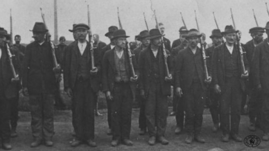Grupa powstańców śląskich z I powstania. 1919 r. Źródło: CAW