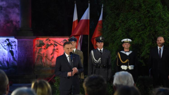 Prezydent Andrzej Duda podczas Apelu Pamięci przed Pomnikiem Poległych w 1920 r. na Cmentarzu Wojskowym na Powązkach w Warszawie. Fot.  PAP/R. Pietruszka 