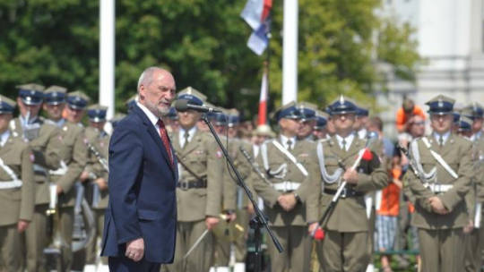 Minister obrony Antoni Macierewicz (C) podczas uroczystości zmiany posterunku honorowego przed Grobem Nieznanego Żołnierza w 73. rocznicę wybuchu powstania warszawskiego. Fot. PAP/M. Obara 