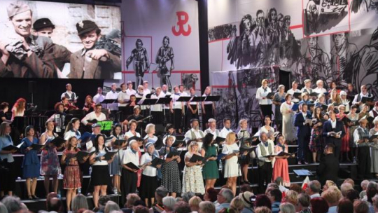 Koncert "Warszawiacy śpiewają (nie)zakazane piosenki" na pl. Piłsudskiego w 73. rocznicę wybuchu Powstania Warszawskiego. Fot. PAP/B. Zborowski 