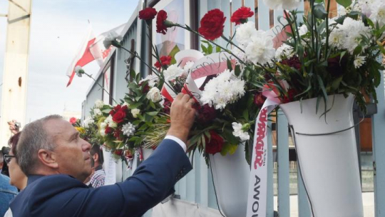 Przewodniczący Platformy Obywatelskiej Grzegorz Schetyna składa kwiaty przy Bramie nr 2 Stoczni Gdańskiej podczas obchodów 37. rocznicy Sierpnia '80 i powstania NSZZ "Solidarność" oraz 29. rocznicy gdańskich strajków z 1988 r. Fot. PAP/R. Pietruszka 