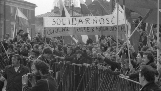 Manifestacja w drugą rocznicę Porozumień Sierpniowych. Warszawa 31.08.1982. Fot. PAP/G. Rogiński