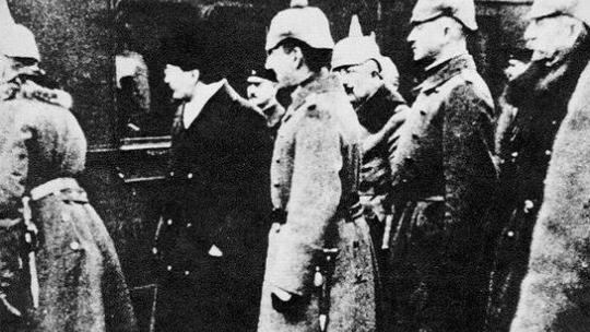 Przyjazd Lwa Trockiego na czele sowieckiej delegacji pokojowej – dworzec kolejowy w Brześciu Litewskim. 08.01.1918. Źródło: Wikimedia Commons 