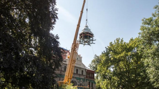 Założenie kopuły zakończyło pierwszy etap prac remontowych w zabytkowej siedzibie rektoratu Politechniki Łódzkiej - Willi Reinholda Richtera. Łódź, 16.08.2017. Fot. PAP/G. Michałowski 