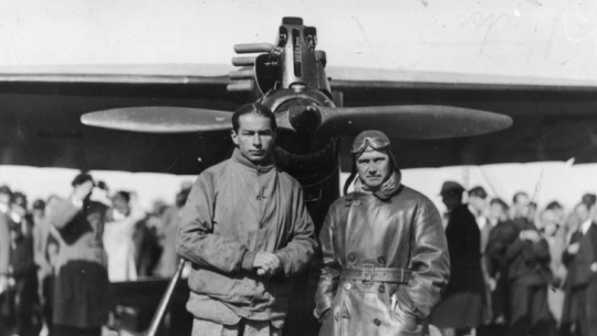 Pilot Franciszek Żwirko (z prawej) i konstruktor lotniczy Stanisław Wigura przed samolotem RWD-4. Kraków, 24.09-06.10.1930. Źródło: NAC