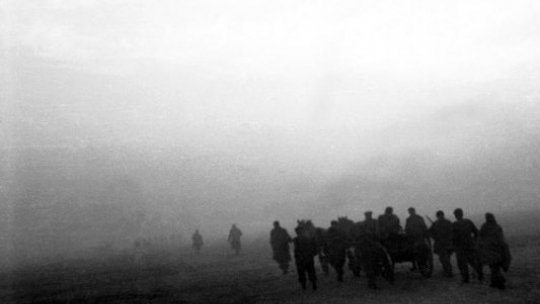 Kolumna Grupy AK "Kampinos" w porannej mgle zbliża się do Baranowa przed bitwą pod Jaktorowem. Źródło: IPN 