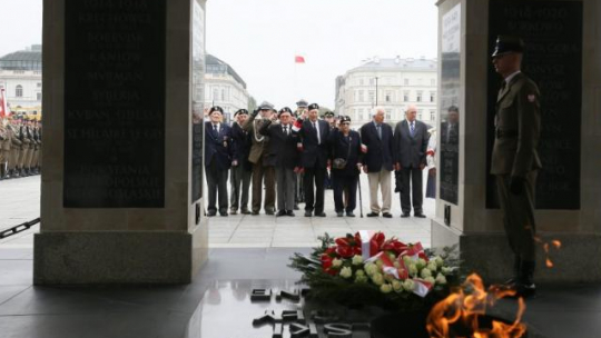 Kombatanci podczas uroczystości złożenia kwiatów na płycie Grobu Nieznanego Żołnierza w Warszawie w ramach obchodów Dnia Weterana Walk o Niepodległość RP oraz 78. rocznicy wybuchu II wojny światowej. Fot. PAP/P. Supernak 