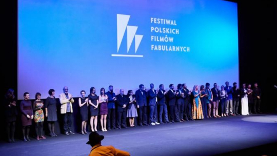 Twórcy filmu "Twój Vincent" na scenie Teatru Muzycznego w Gdyni podczas gali otwarcia 42. Festiwalu Polskich Filmów Fabularnych. Fot. PAP/A. Warżawa  