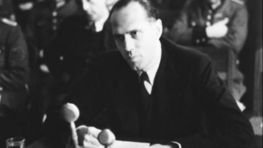 Helmut James Graf von Moltke, założyciel organizacji „Krąg z Krzyżowej”, przed Ludowym Trybunałem Sprawiedliwości. Berlin, 1944 r. Źródło: Bundesarchiv
