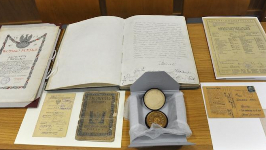 Prezentacja dokumentów oraz obiektów z archiwów rodzinnych i społecznych przekazanych przez osoby prywatne i organizacje dla Archiwum Państwowego w Szczecinie. Fot. PAP/M. Bielecki