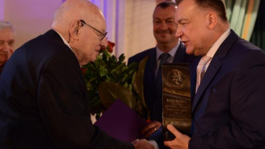 Jacek Bocheński (L) - laureat Nagrody im. Cypriana Kamila Norwida „Dzieło życia”; nagrodę wręcza marszałek woj. mazowieckiego Adam Struzik. Fot. PAP/J. Kamiński 