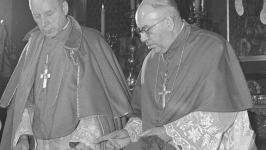 Abp Bolesław Kominek (P) i kard. Stefan Wyszyński. 1965 r. Fot. PAP/A. Kossobudzki Orłowski