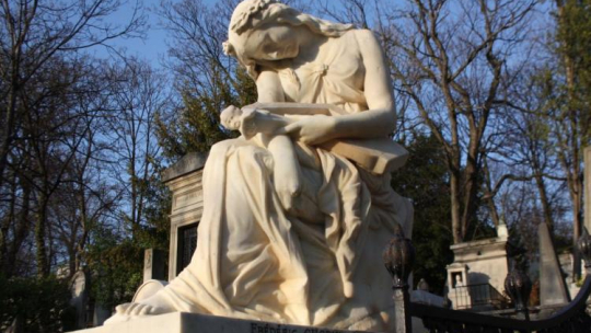 Grób Fryderyka Chopina na Cmentarzu Pére-Lachaise w Paryżu. Fot. PAP/D. Wójcik
