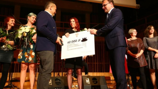 Anna Cieplak z Nagrodą Literacką im. Witolda Gombrowicza. Źródło: Muzeum Witolda Gombrowicza / Centrum Prasowe PAP