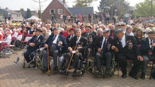 Weterani operacji Market Garden, w tym z 1. Samodzielnej Brygady Spadochronowej. Uroczystości w Driel. Fot. X. Jacoby