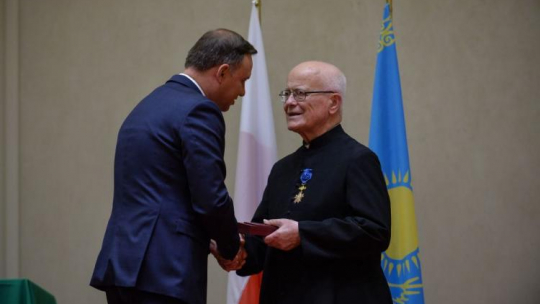 Prezydent RP Andrzej Duda odznaczył księdza Mariana Hoinkę za zasługi w działaniu rzecz polskiej społeczności podczas spotkania z Polakami mieszkającymi w Kazachstanie. Astana, 07.09.2017. Fot. PAP/M. Obara 