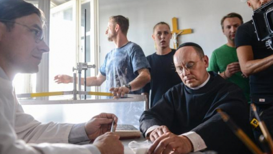 Aktorzy Marcin Kwaśny (L) oraz Adam Woronowicz (C) i reżyser Michał Kondrat (2P) na planie filmu "Dwie Korony". Fot. PAP/J. Kamiński 