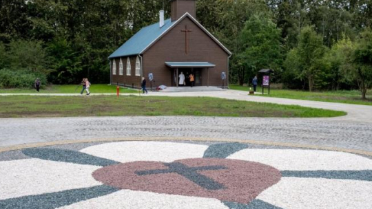 Oficjalne otwarcie i rekonsekracja kościoła ewangelickiego z Bytomia-Bobrka, przeniesionego do skansenu w Górnośląskim Parku Etnograficznym. Fot. PAP/A. Grygiel 