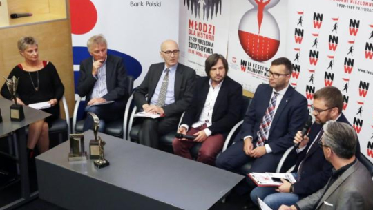 Od lewej: Anna Mizińska z Projektu Młodzi Dla Historii, reżyser, laureat nagrody Festiwalu NNW za całokształt twórczości Opornik 2017 Paweł Woldan, działacz Solidarności Walczącej Andrzej Kołodziej, dyrektor Festiwalu NNW Arkadiusz Gołębiewski, dyrektor działu marketingu PKO BP Michał Kuczmierowski, dyrektor Muzeum Powstania Warszawskiego Jan Ołdakowski i prowadzący konferencję red. Marcin Wikło podczas konferencji prasowej nt. programu Festiwalu "Niepokorni Niezłomni Wyklęci". Fot. PAP/T. Gzell 