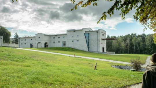 Zabytkowy zespół pałacowo-parkowy we wsi Gardzienice - siedziba Europejskiego Ośrodka Praktyk Teatralnych "Gardzienice". Fot. PAP/W. Pacewicz 