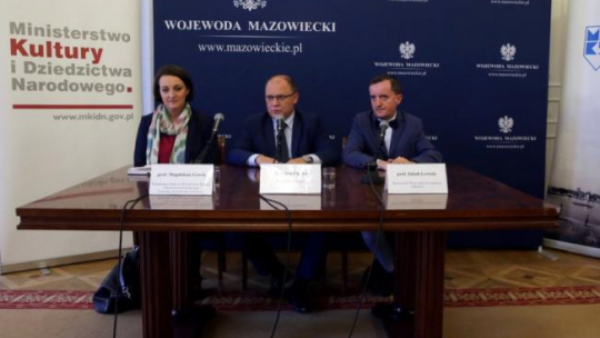 Wiceminister kultury i dziedzictwa narodowego Magdalena Gawin, wojewoda mazowiecki Zdzisława Sipiera (C) i mazowiecki wojewódzki konserwator zabytków Jakub Lewicki podczas konferencji prasowej "Ochrona zabytków na linii otwockiej -+Świdermajery+ w wojewódzkiej ewidencji zabytków". Fot. PAP/T. Gzell 