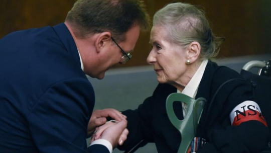 Szef Urzędu ds. Kombatantów i Osób Represjonowanych Jan Józef Kasprzyk wręcza Medal „Pro Patria” Barbarze Kulińskiej. Fot. PAP/R. Pietruszka 