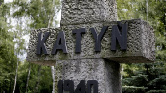 Pomnik upamiętniający ofiary Zbrodni Katyńskiej na Cmentarzu Wojskowym na Powązkach. Fot. PAP/L. Szymański