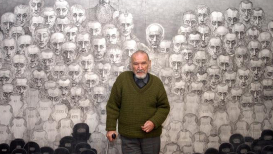 Prof. Marian Kołodziej na wystawie "Klisze pamięci. Labirynty" w Międzynarodowym Centrum Ojca Kolbego w Oświęcimiu - Harmężach. 2003 r. Fot. PAP/J. Bednarczyk