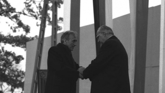 Krzyżowa k. Świdnicy, 1989-11-12. Premier Tadeusz Mazowiecki i kanclerz Republiki Federalnej Niemiec Helmut Kohl podczas mszy pojednania. Fot. PAP/CAF/Adam Hawałej