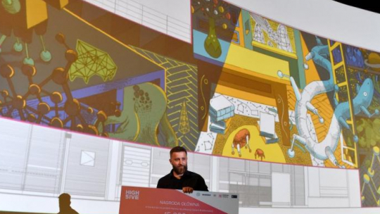 Autor zwycięskiego projektu na mural związany ze Stanisławem Lemem Marcin Czaja. Fot. PAP/J. Bednarczyk 