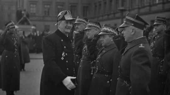 Regent Węgier Miklos Horthy wita się z polską generalicją przy Grobie Nieznanego Żołnierza. Na pierwszym planie stoją w szeregu od lewej: wiceministrowie spraw wojskowych gen. bryg. Janusz Głuchowski i gen. bryg. Aleksander Litwinowicz, gen. bryg. Mieczysław Ryś-Trojanowski, płk Stanisław Machowicz. Z lewej widoczny minister spraw wojskowych gen. dyw. Tadeusz Kasprzycki. Warszawa, 08.02.1938-09.02.1938. Źródło: NAC