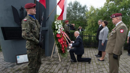 Sulejów (woj. łódzkie), 04.09.2017. Minister obrony narodowej Antoni Macierewicz (C) i burmistrz Sulejowa Wojciech Ostrowski (3P) podczas uroczystości zorganizowanych w 78. rocznicę bombardowania Sulejowa. Fot. PAP/G. Michałowski