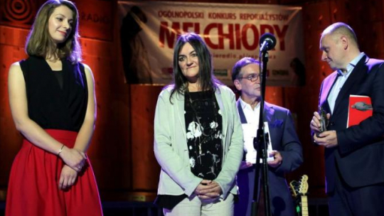 Laureatki nagrody Premiera Roku - reportaż radiowy Dorota Jaśkiewicz-Łebek (2L) i Olga Miśkiewicz-Adamowicz (L). XIII Gala Konkursu Reportażystów Polskich "Melchiory 2017". Fot. PAP/T. Gzell 