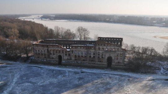 Twierdza Modlin. Ruiny spichlerza z 1832 u zbiegu Narwi i Wisły. Fot. PAP/P. Brzeziński
