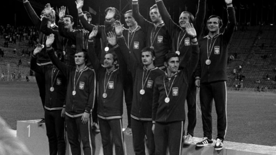 Igrzyska olimpijskie w Monachium. Piłkarska reprezentacja Polski podczas dekoracji złotym medalem. Rząd górny, od lewej: Jerzy Gorgoń, Hubert Kostka, Kazimierz Deyna, Marian Ostafiński, Jerzy Kraska, Antoni Szymanowski, Robert Gadocha, Zygfryt Szołtysik; w rzędzie dolnym od lewej: Zygmunt Anczok, Włodzimierz Lubański, Zygmunt Maszczyk, Zbigniew Gut i Lesław Ćmikiewicz. 10.06.1972. Fot. PAP/Archiwum